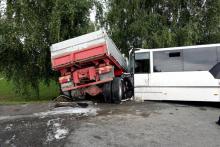 Horror w Świniarsku. Ciężarówka staranowała autobus z uczniami [WIDEO][ZDJĘCIA]