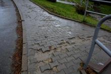Dziurawy chodnik na ulicy Kopernika