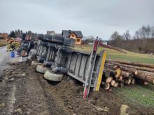 Wypadek w Łękach. Przewróciła się ciężarówka przewożąca drewno [ZDJĘCIA]