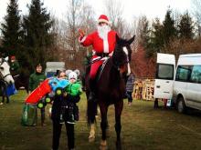 Św. Mikołaj na koniu obdarował potrzebujące dzieci prezentami [ZDJĘCIA]
