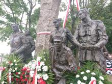 Odsłonili wielki pomnik Żołnierzy Wyklętych. Wśród postaci jest ksiądz Gurgacz