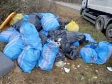 Dzikie wysypisko w Jasiennej. Skandal! 40 worków ze śmieciami leży przy drodze