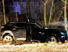 Stracił panowanie nad samochodem. Pojazd uderzył w drzewo w Koniuszowej