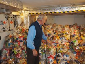 Serce-Sercu: seniorzy i młodzież przygotowują paczki z żywnością